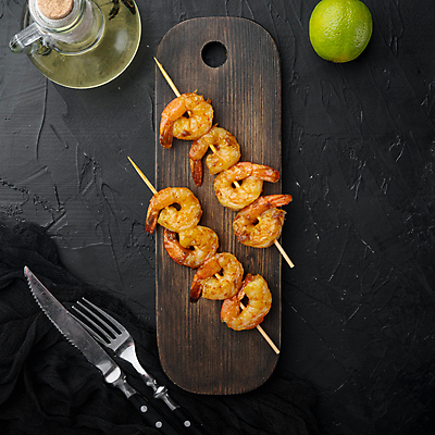 포토 JPG 해외이미지 포크 검은배경 새우 사람없음 꼬치 나이프 올리브오일 천 라임 나무도마 새우구이 카피스페이스 해외포토 식기 백그라운드 과일 도마 갑각류 목재 검은색 공백 직물 칼 기름_음식 구이 파일형식 이미지허브