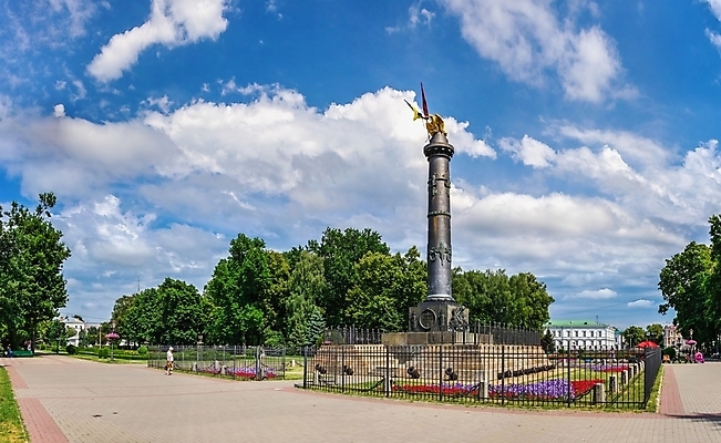 포토 JPG 해외이미지 나무 공원 유럽 무기 조각 여행 건축양식 거리 사람없음 건물 여름 도시풍경 맑음 산책 깃발 기둥 도시 역사 받침대 정사각형 독수리 대포 천연기념물 우크라이나 해외포토 도형 식물 건축물 계절 공공시설 건축 나라 조류 날씨 휴식 풍경 파일형식 이미지허브