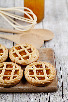 포토 JPG 해외이미지 사람없음 숟가락 달콤 거품기 나무도마 살구잼 타르트 나무배경 해외포토 빵 백그라운드 주방용품 도마 수저 목재 맛 잼 파이_빵 파일형식 이미지허브