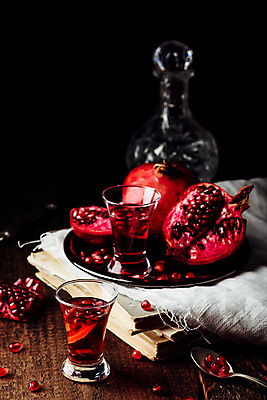 포토 JPG 해외이미지 잔 쟁반 실내 사람없음 칵테일 과실주 석류 나무탁자 석류알 석류주스 해외포토 식기 과일 탁자 주류 내부 과일주스 파일형식 이미지허브