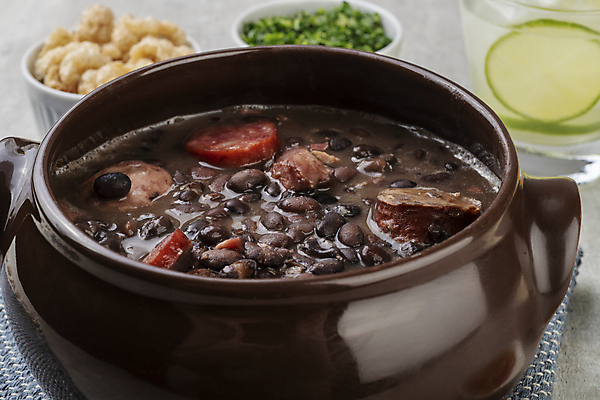 포토 JPG 해외이미지 전통 음식 콩 육류 돼지고기 요리 사람없음 갈색 검은색 식사 저녁식사 사발 소시지 맛 향신료 매움 베이컨 후추 브라질 점심식사 케일 핸드메이드 브라질사람 해외포토 컬러 컨셉 채소 식재료 곡류 사기그릇 남아메리카 가공식품 향미료 파일형식 이미지허브