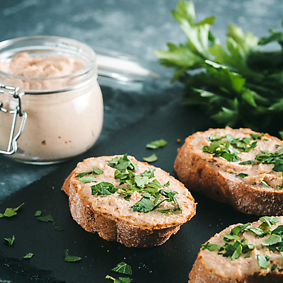 포토 JPG 해외이미지 조각 탁자 파슬리 근접촬영 사람없음 병 바게트 석판 스프레드 해외포토 식기 음식 빵 뷰포인트 가구 채소 파일형식 이미지허브