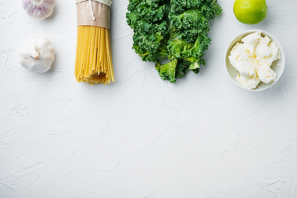 포토 JPG 해외이미지 식재료 치즈 실내 파슬리 마늘 사람없음 하이앵글 흰배경 라임 스파게티면 파스타면 카피스페이스 해외포토 뷰포인트 백그라운드 채소 과일 유제품 파스타 내부 공백 흰색 면류 파일형식 이미지허브