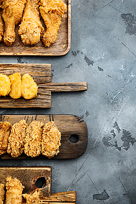 포토 JPG 해외이미지 조각 회색배경 패스트푸드 요리 사람없음 치킨 튀김 나무도마 치킨너겟 카피스페이스 텐더 해외포토 음식 백그라운드 도마 목재 공백 회색 인스턴트 닭고기요리 파일형식 이미지허브