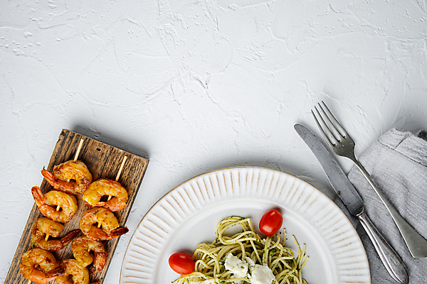 포토 JPG 해외이미지 접시 포크 치즈 새우 스파게티 사람없음 식탁보 꼬치 나이프 흰배경 나무도마 새우구이 카피스페이스 해외포토 식기 백그라운드 유제품 도마 파스타 갑각류 목재 공백 흰색 칼 구이 파일형식 이미지허브