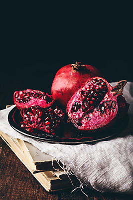 포토 JPG 해외이미지 검은배경 쟁반 실내 사람없음 책 석류 해외포토 백그라운드 과일 내부 검은색 파일형식 이미지허브