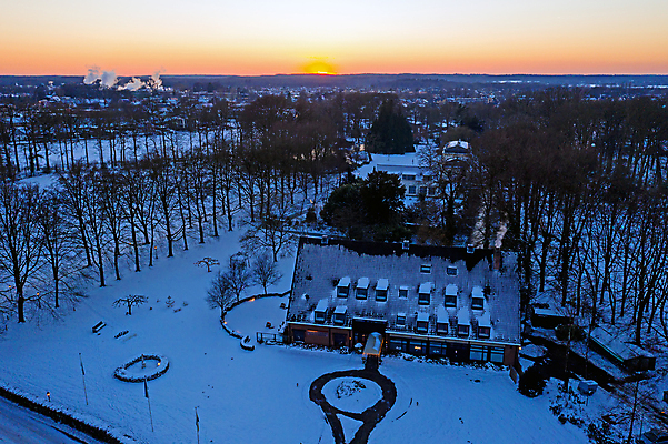 포토 JPG 해외이미지 도로 겨울 건축양식 교통시설 날씨 거리 주택 안테나 사람없음 야외 건물 마을 황혼 일몰 새벽 추위 네덜란드 드론 눈내림 해외포토 자연요소 건축물 계절 건축 유럽 길 교통 통신 눈_날씨 노을 시설 파일형식 이미지허브