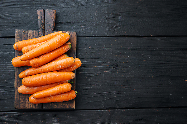 포토 JPG 해외이미지 검은배경 사람없음 당근 나무도마 카피스페이스 해외포토 백그라운드 뿌리채소 도마 목재 검은색 공백 파일형식 이미지허브