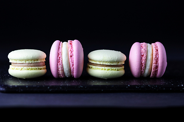 포토 JPG 해외이미지 검은배경 디저트 실내 사람없음 달콤 일렬 마카롱 돌판 해외포토 음식 백그라운드 내부 검은색 돌_바위 맛 파일형식 이미지허브