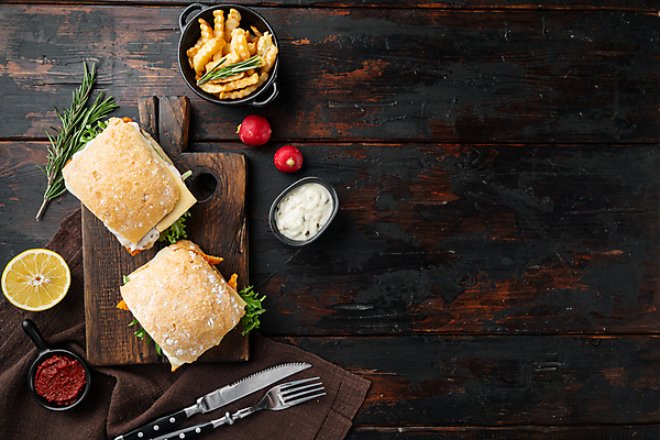 포토 JPG 해외이미지 방울토마토 검은배경 실내 샌드위치 사람없음 감자튀김 햄버거 소스 레몬 로즈메리 나무도마 생선튀김 카피스페이스 해외포토 음식 백그라운드 토마토 과일 감자 도마 패스트푸드 내부 목재 검은색 공백 튀김 양념 허브 파일형식 이미지허브