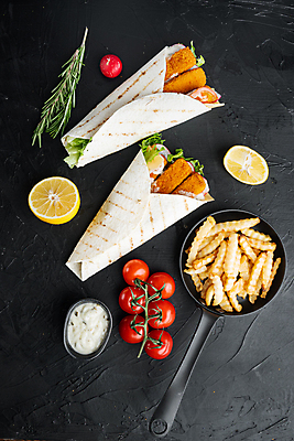 포토 JPG 해외이미지 방울토마토 검은배경 실내 샌드위치 사람없음 감자튀김 레몬 로즈메리 생선튀김 타르타르소스 토르티야 해외포토 음식 백그라운드 토마토 과일 감자 내부 검은색 튀김 소스_음식 허브 파일형식 이미지허브