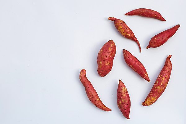 포토 JPG 해외이미지 실내 사람없음 여러개 흰배경 고구마 카피스페이스 해외포토 다수 백그라운드 뿌리채소 내부 공백 흰색 파일형식 이미지허브