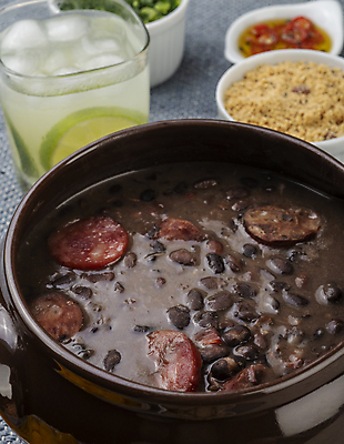 포토 JPG 해외이미지 전통 음식 콩 육류 돼지고기 요리 사람없음 갈색 검은색 식사 저녁식사 사발 소시지 맛 향신료 매움 밀가루 베이컨 후추 브라질 점심식사 케일 핸드메이드 브라질사람 해외포토 컬러 컨셉 채소 식재료 곡류 사기그릇 남아메리카 가공식품 가루 향미료 파일형식 이미지허브