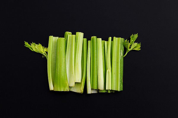 포토 JPG 해외이미지 줄기 백그라운드 검은배경 사람없음 신선 유기농 슬라이스 샐러리 해외포토 식물 웰빙 채소 검은색 파일형식 이미지허브