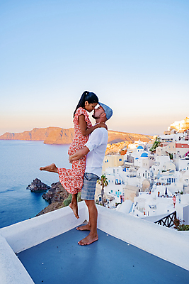 포토 JPG 해외이미지 전신 부부 여자 남자 바다 여행 안기 하늘 함께함 사랑 성인 두명 건물 옆모습 마주보기 마을 신혼여행 산토리니 다리들기 성인만 해외포토 건축물 커플 감정 뷰포인트 결혼 컨셉 모션 사람 그리스 파일형식 이미지허브