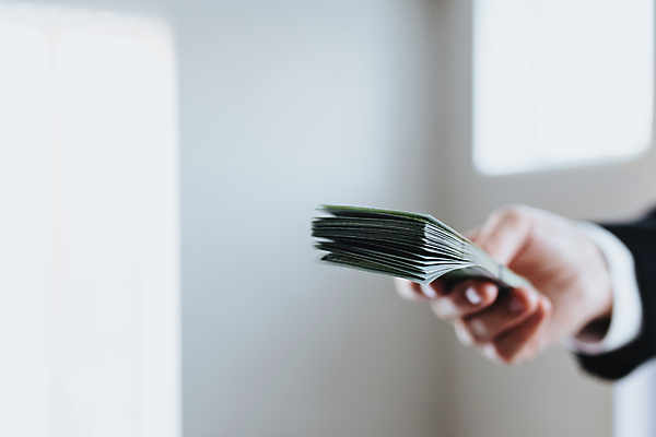 포토 JPG 해외이미지 1 손 종이 백그라운드 컨셉 셔츠 지폐 돈 비즈니스 성공 실내 사람 정장 사람없음 금융 경제 쇼핑 쌓기 달러 미국 저축 잡기 재산 소프트포커스 심볼 보따리 투자 결제 흙더미 계산서 욕심 월급 대출 빚 고립 세금 수입 해외포토 옷 상의 북아메리카 모션 촬영기법 내부 신체부위 흙 파일형식 더미 이미지허브