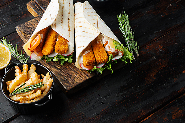 포토 JPG 해외이미지 검은배경 실내 샌드위치 사람없음 감자튀김 레몬 로즈메리 나무도마 생선튀김 토르티야 카피스페이스 해외포토 음식 백그라운드 과일 감자 도마 내부 목재 검은색 공백 튀김 허브 파일형식 이미지허브