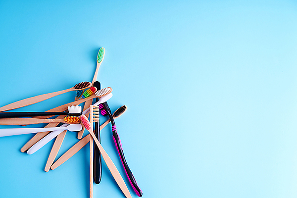 포토 JPG 해외이미지 사람없음 칫솔 플라스틱 에코 친환경 파란배경 에코라이프 위생관리 친환경제품 대나무칫솔 다회용품 해외포토 라이프스타일 백그라운드 재질 관리 파란색 위생용품 환경 재활용품 파일형식 이미지허브