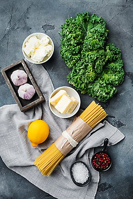 포토 JPG 해외이미지 식재료 회색배경 치즈 실내 마늘 사람없음 하이앵글 레몬 소금 버터 스파게티면 통후추 파스타면 해외포토 뷰포인트 백그라운드 채소 과일 유제품 파스타 내부 회색 면류 후추 파일형식 이미지허브