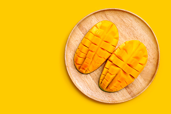 포토 JPG 해외이미지 단면 실내 사람없음 하이앵글 열대과일 슬라이스 망고 나무접시 노란배경 애플망고 해외포토 접시 뷰포인트 백그라운드 과일 내부 노란색 파일형식 이미지허브