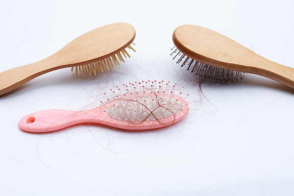 포토 JPG 해외이미지 실내 사람없음 머리카락 머리빗 오브젝트 흰배경 탈모 숱 해외포토 백그라운드 내부 머리 흰색 미용용품 증상 파일형식 이미지허브