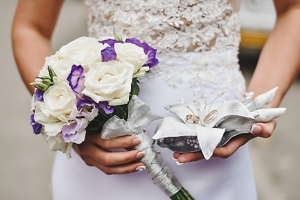 포토 JPG 해외이미지 전통 손 커플 드레스 여자 꽃 행복 꽃다발 웨딩드레스 결혼 꽃무늬 자연 결혼식 남편 함께함 사랑 사람 성인 사람없음 야외 장식 가로 초록색 뷰티 장미 흰색 축하 반지 잡기 아내 황금 다발 배열 해외포토 식물 옷 감정 컬러 컨셉 무늬 장신구 관계 모션 이벤트 신체부위 생태계 파일형식 이미지허브