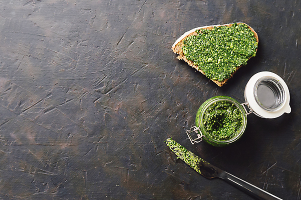 포토 JPG 해외이미지 빵 검은배경 사람없음 양념 병 허브 바질 잼나이프 해외포토 식물 식기 음식 백그라운드 검은색 나이프 파일형식 이미지허브