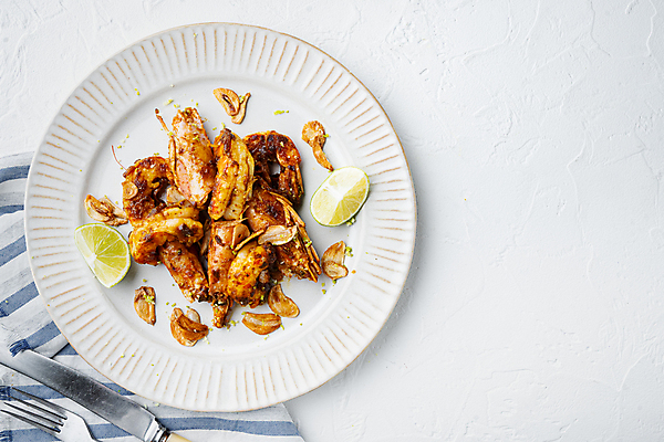 포토 JPG 해외이미지 접시 포크 새우 마늘 사람없음 식탁보 나이프 흰배경 라임 새우구이 카피스페이스 해외포토 식기 백그라운드 채소 과일 갑각류 공백 흰색 칼 구이 파일형식 이미지허브