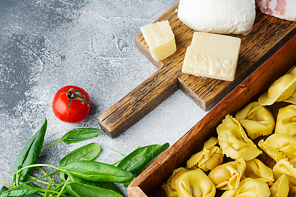 포토 JPG 해외이미지 방울토마토 회색배경 치즈 실내 사람없음 이탈리아음식 바질 라비올리 카피스페이스 해외포토 백그라운드 토마토 유제품 서양음식 내부 공백 회색 파일형식 이미지허브