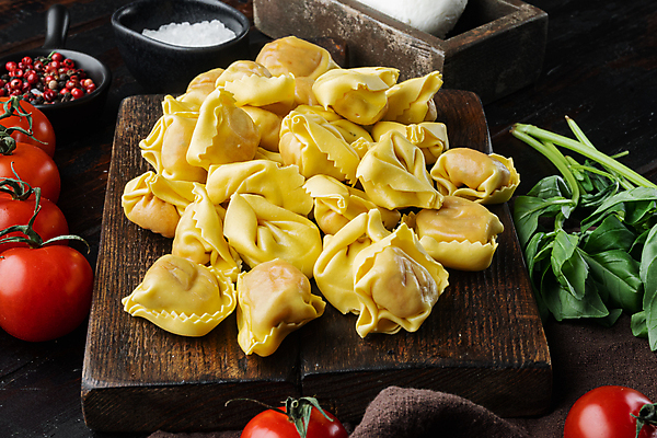 포토 JPG 해외이미지 방울토마토 실내 사람없음 이탈리아음식 나무상자 나무바닥 소금 바질 나무도마 라비올리 해외포토 토마토 바닥 도마 서양음식 내부 목재 상자 파일형식 이미지허브