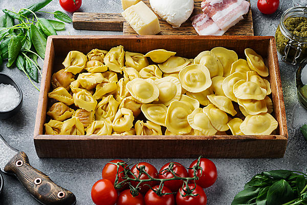 포토 JPG 해외이미지 방울토마토 회색배경 치즈 실내 사람없음 나이프 이탈리아음식 소금 베이컨 바질 나무도마 라비올리 통후추 페스토 해외포토 식기 백그라운드 토마토 유제품 도마 서양음식 돼지고기 내부 목재 회색 소스_음식 칼 후추 파일형식 이미지허브