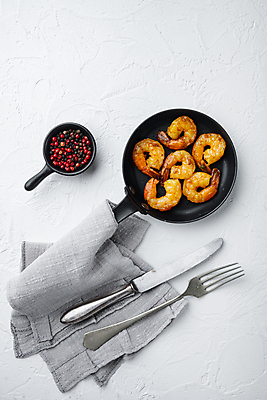 포토 JPG 해외이미지 포크 새우 사람없음 식탁보 프라이팬 나이프 그릴 흰배경 새우구이 통후추 카피스페이스 해외포토 식기 백그라운드 주방용품 갑각류 공백 흰색 칼 구이 후추 파일형식 이미지허브