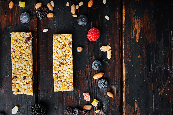 포토 JPG 해외이미지 실내 사람없음 하이앵글 달콤 블루베리 산딸기 땅콩 건강식품 블랙베리 에너지바 나무배경 해외포토 음식 뷰포인트 백그라운드 과일 건강 내부 견과류 맛 파일형식 이미지허브