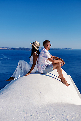 포토 JPG 해외이미지 전신 부부 여자 남자 바다 여행 하늘 지붕 함께함 사랑 앉기 성인 두명 건물 옆모습 선글라스 마을 신혼여행 등맞대기 산토리니 성인만 해외포토 건축물 커플 감정 안경 뷰포인트 결혼 컨셉 모션 사람 그리스 파일형식 이미지허브