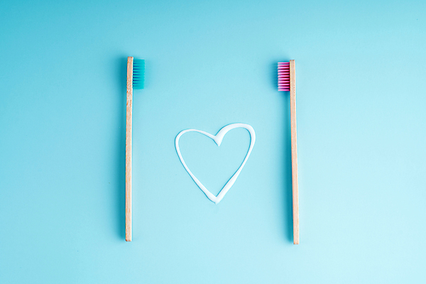 포토 JPG 해외이미지 커플 사람없음 칫솔 에코 친환경 파란배경 에코라이프 위생관리 친환경제품 카피스페이스 대나무칫솔 다회용품 해외포토 라이프스타일 백그라운드 관계 관리 파란색 위생용품 환경 공백 재활용품 파일형식 이미지허브