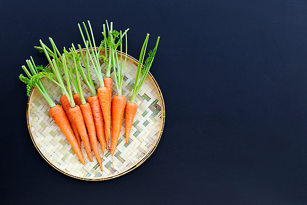 포토 JPG 해외이미지 실내 사람없음 하이앵글 소쿠리 당근 파란배경 카피스페이스 해외포토 뷰포인트 백그라운드 뿌리채소 내부 파란색 바구니 공백 파일형식 이미지허브