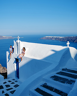 포토 JPG 해외이미지 전신 부부 여자 남자 바다 여행 십자가 하늘 지붕 함께함 사랑 앉기 성인 두명 건물 옆모습 교회 계단 마을 신혼여행 산토리니 성인만 해외포토 건축물 커플 감정 뷰포인트 결혼 컨셉 종교건축 모션 사람 그리스 파일형식 이미지허브