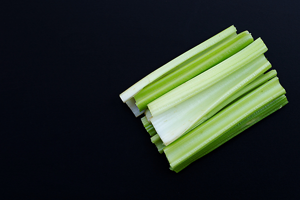 포토 JPG 해외이미지 줄기 검은배경 사람없음 신선 유기농 슬라이스 샐러리 해외포토 식물 웰빙 백그라운드 채소 검은색 파일형식 이미지허브