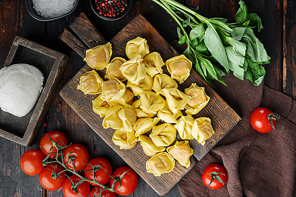 포토 JPG 해외이미지 방울토마토 도마 실내 사람없음 이탈리아음식 나무바닥 소금 바질 나무도마 라비올리 모짜렐라치즈 통후추 해외포토 토마토 주방용품 치즈 바닥 서양음식 내부 목재 후추 파일형식 이미지허브
