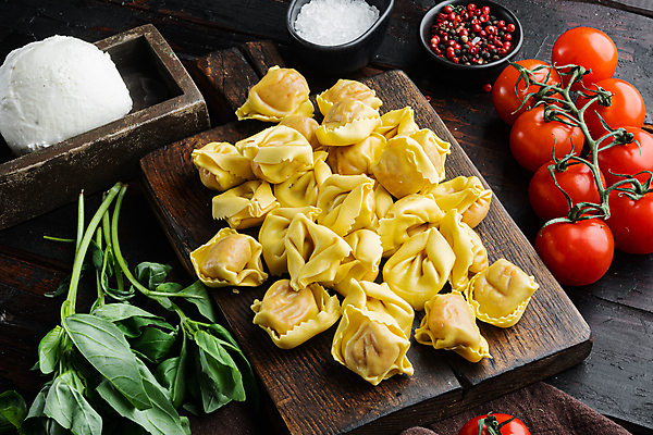 포토 JPG 해외이미지 방울토마토 실내 사람없음 이탈리아음식 나무상자 나무바닥 소금 바질 나무도마 라비올리 모짜렐라치즈 해외포토 토마토 치즈 바닥 도마 서양음식 내부 목재 상자 파일형식 이미지허브