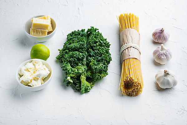 포토 JPG 해외이미지 식재료 치즈 실내 파슬리 마늘 사람없음 흰배경 라임 버터 스파게티면 파스타면 해외포토 백그라운드 채소 과일 유제품 파스타 내부 흰색 면류 파일형식 이미지허브