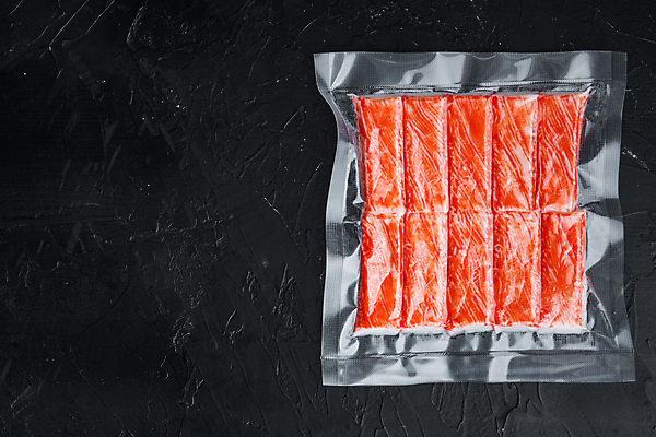 포토 JPG 해외이미지 식재료 검은배경 실내 사람없음 신선 맛살 비닐포장 진공 진공포장 해외포토 음식 백그라운드 포장 내부 검은색 파일형식 이미지허브