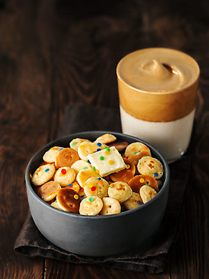 포토 JPG 해외이미지 디저트 한국 요리 사람없음 유행 시리얼 버터 팬케이크 나무탁자 인기 카피스페이스 달고나라떼 해외포토 아시아 커피 음식 탁자 케이크 공백 파일형식 이미지허브