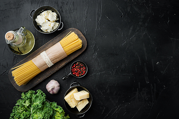 포토 JPG 해외이미지 식재료 검은배경 치즈 실내 파슬리 마늘 사람없음 올리브오일 나무도마 스파게티면 파스타면 카피스페이스 해외포토 백그라운드 채소 유제품 도마 파스타 내부 목재 검은색 공백 면류 기름_음식 파일형식 이미지허브