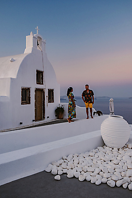 포토 JPG 해외이미지 전신 부부 여자 남자 바다 여행 십자가 창문 하늘 함께함 사랑 성인 두명 건물 옆모습 교회 문 마주보기 마을 신혼여행 조약돌 항아리 산토리니 성인만 해외포토 건축물 커플 감정 뷰포인트 결혼 컨셉 종교건축 모션 사람 돌_바위 도자기 그리스 파일형식 이미지허브