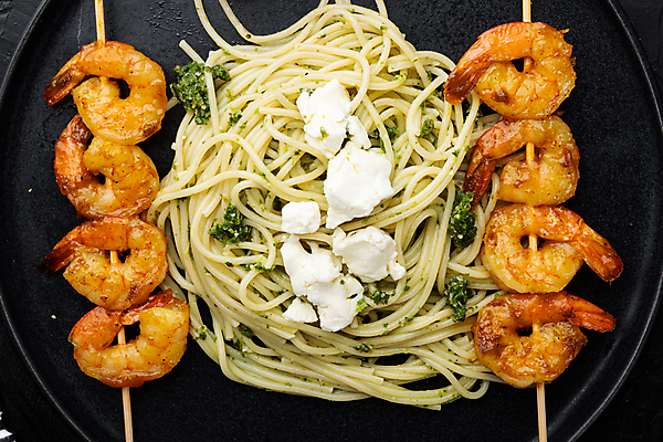 포토 JPG 해외이미지 접시 검은배경 치즈 새우 파슬리 스파게티 근접촬영 사람없음 꼬치 새우구이 해외포토 식기 뷰포인트 백그라운드 채소 유제품 파스타 갑각류 검은색 구이 파일형식 이미지허브