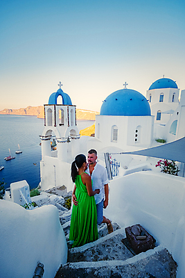 포토 JPG 해외이미지 전신 부부 여자 남자 바다 여행 허리손 안기 하늘 함께함 사랑 성인 두명 건물 옆모습 마주보기 계단 마을 신혼여행 산토리니 성인만 해외포토 건축물 커플 감정 뷰포인트 포즈 결혼 컨셉 모션 사람 그리스 파일형식 이미지허브