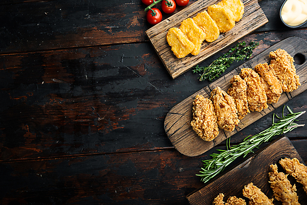 포토 JPG 해외이미지 조각 검은배경 패스트푸드 요리 사람없음 치킨 튀김 나무도마 치킨너겟 카피스페이스 텐더 해외포토 음식 백그라운드 도마 목재 검은색 공백 인스턴트 닭고기요리 파일형식 이미지허브