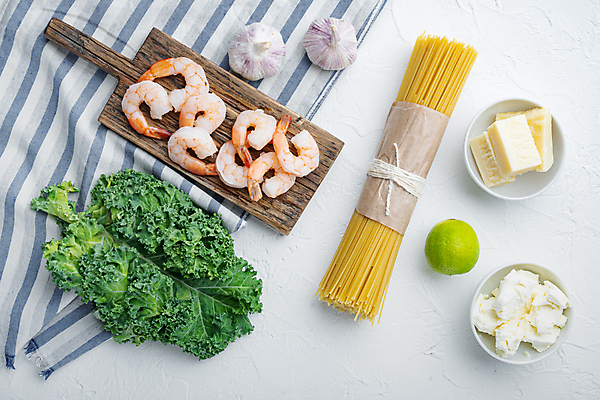 포토 JPG 해외이미지 식재료 치즈 새우 실내 마늘 사람없음 하이앵글 식탁보 흰배경 라임 스파게티면 파스타면 해외포토 뷰포인트 백그라운드 채소 과일 유제품 파스타 갑각류 내부 흰색 면류 파일형식 이미지허브