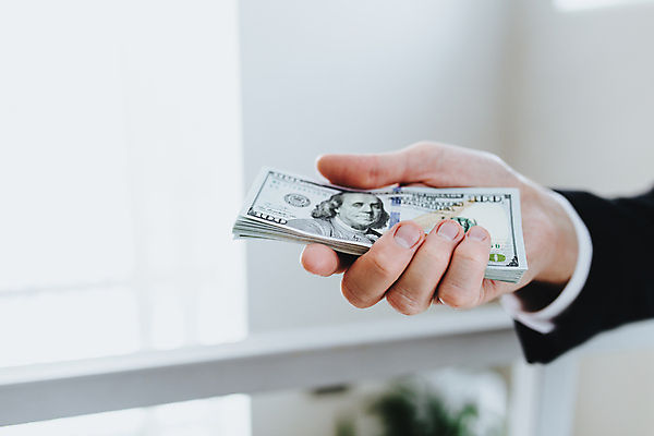 포토 JPG 해외이미지 1 손 종이 백그라운드 컨셉 셔츠 지폐 돈 비즈니스 성공 실내 사람 정장 사람없음 금융 경제 쇼핑 쌓기 달러 미국 저축 잡기 재산 소프트포커스 심볼 보따리 투자 결제 흙더미 계산서 욕심 월급 대출 빚 고립 세금 수입 해외포토 옷 상의 북아메리카 모션 촬영기법 내부 신체부위 흙 파일형식 더미 이미지허브